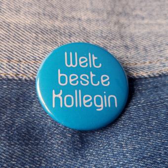 Ansteckbutton Weltbeste Kollegin auf Jeans